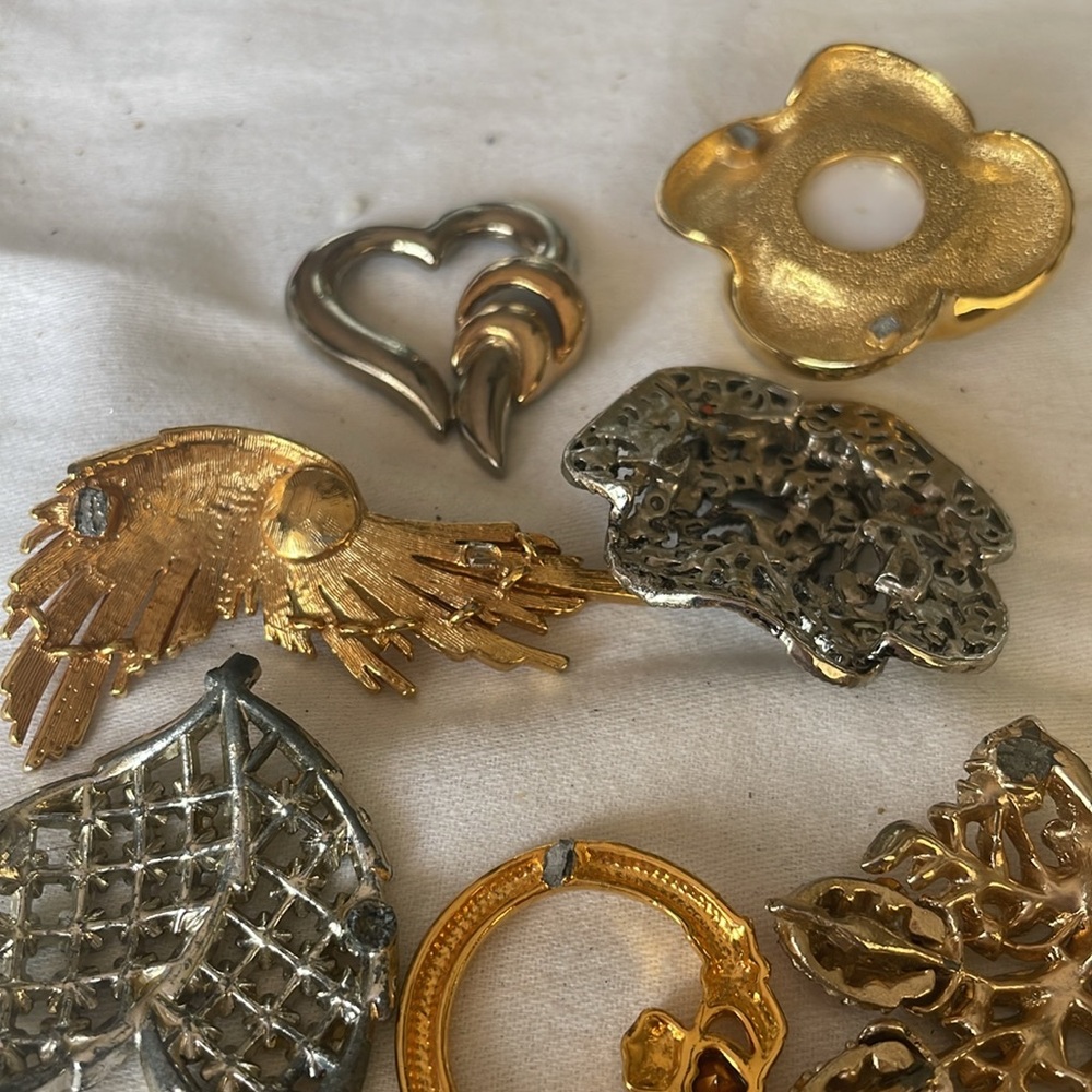 Elegant Gold and Silver Brooch’s for Repair - Picture 4 of 4